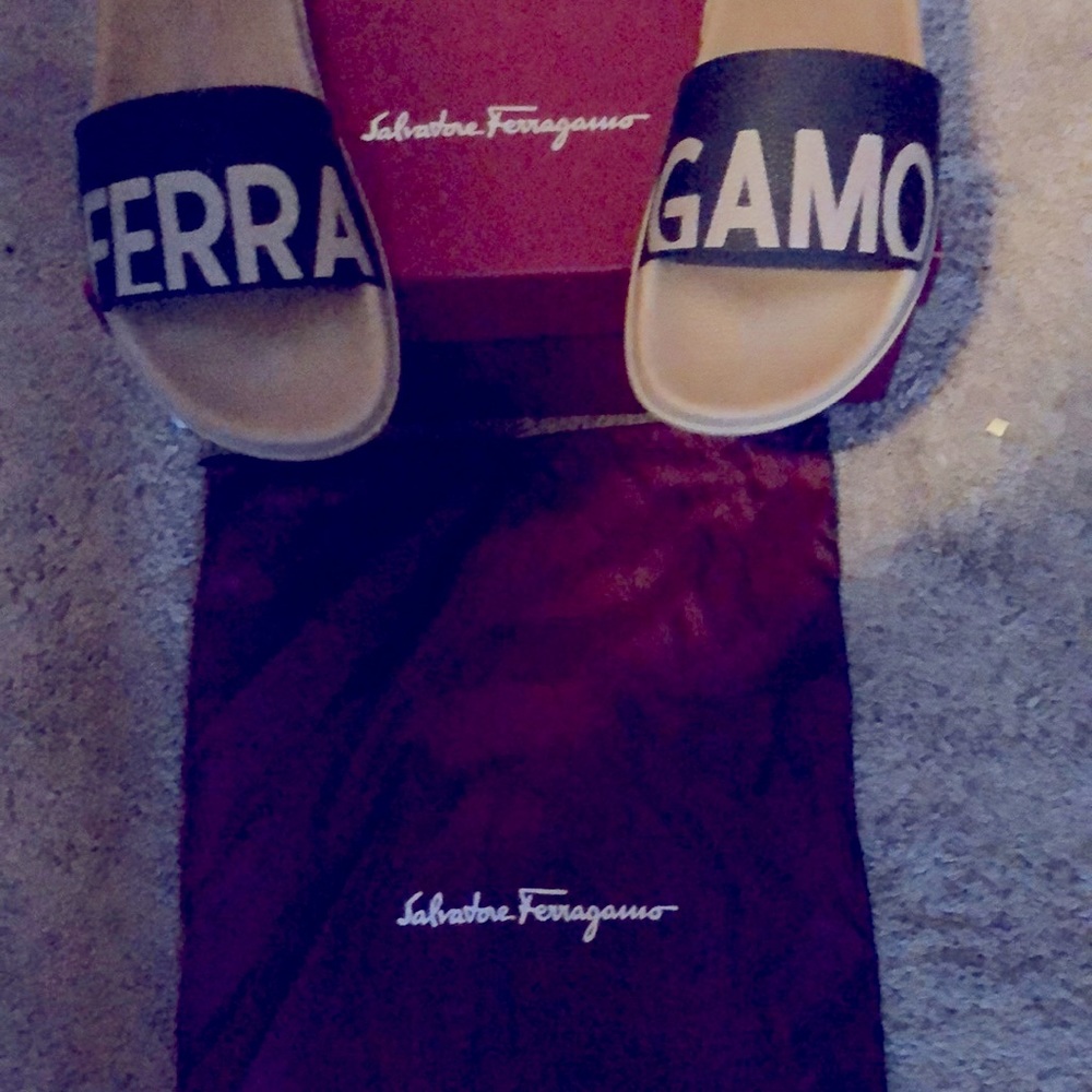 Size 8 Ferragommo Slides